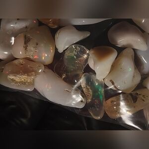 100 carats mid grade tumbled opals